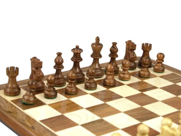 sheesham classic staunton chess pieces on sheesham flat chess board